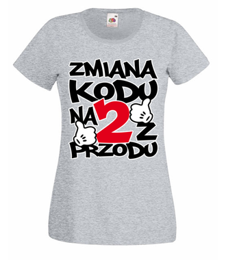 Zmiana kodu na 2 z przodu  - Koszulka z nadrukiem - Urodziny - Damska